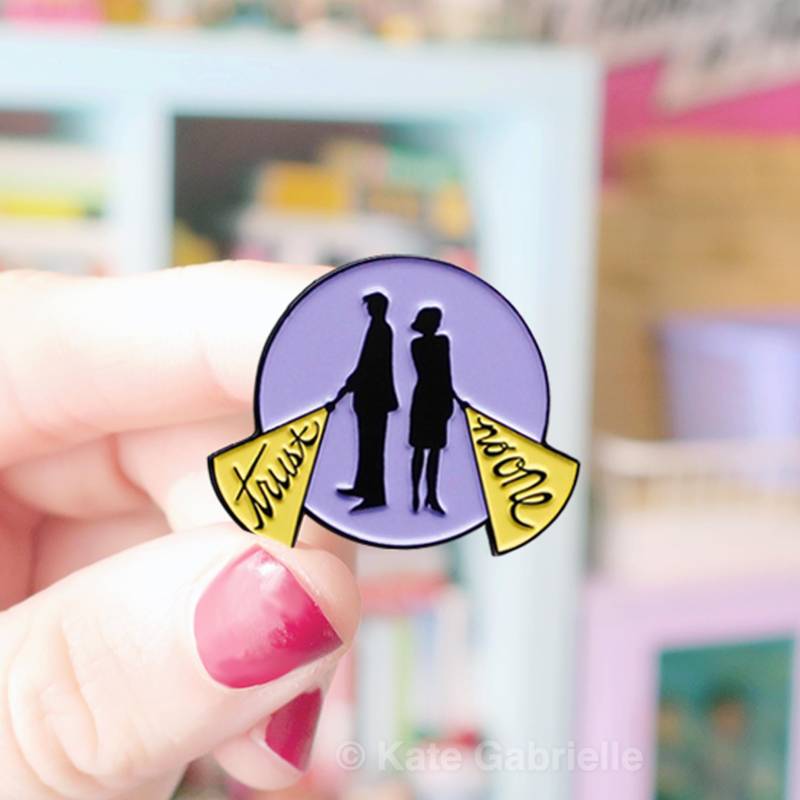 Traue Niemandem Akte X Emaille Anstecknadel von sweetandlovely