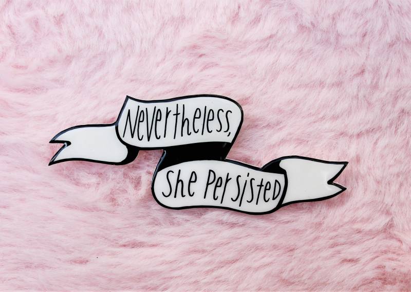 Brosche « Nevertheless She Persisted » - Cadeau Brosche « Nevertheless She Persisted » - Cadeau von sweetgrenadine