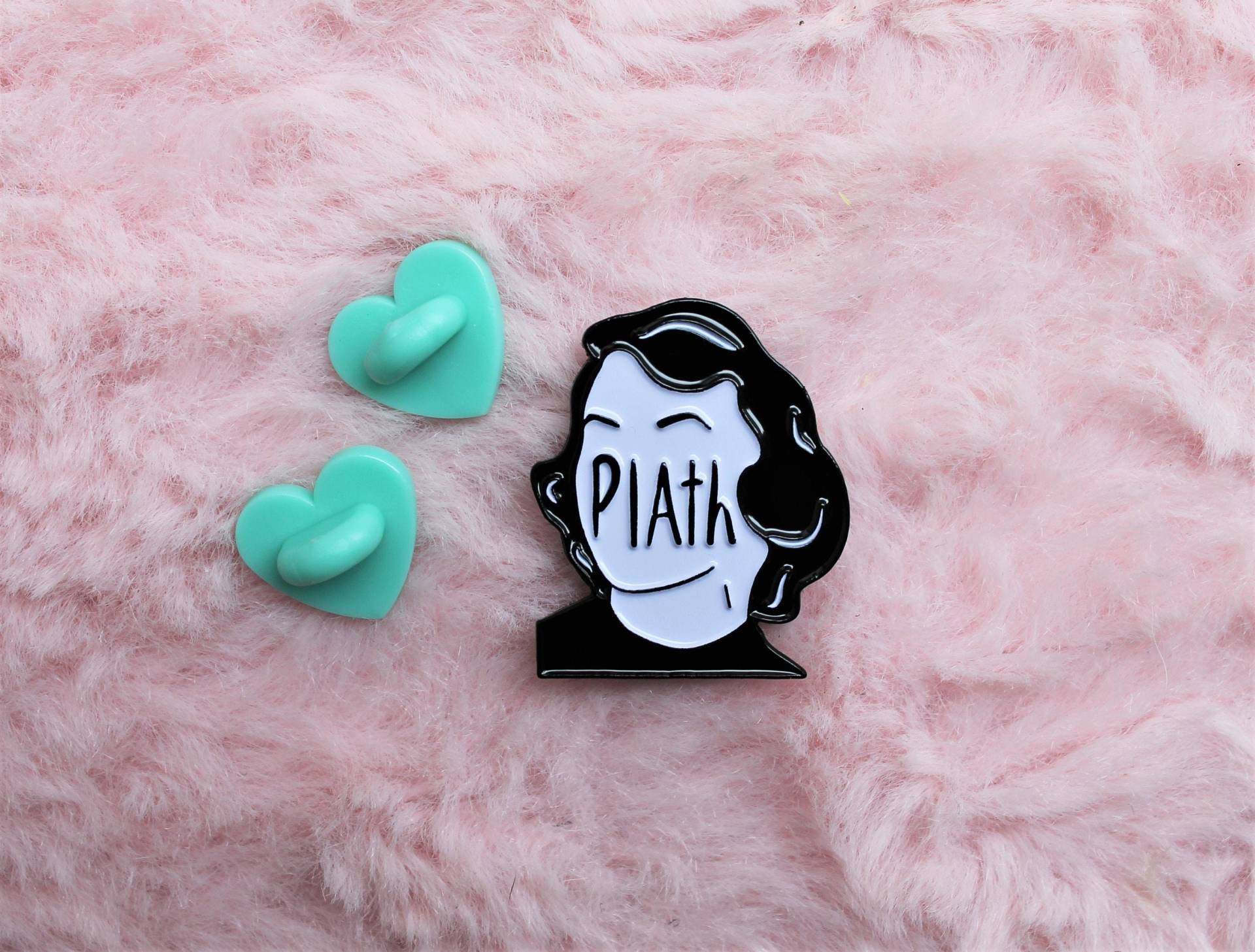 Sylvia Plath Soft Enamel Pin - Literatur Anstecknadel Grünes Herz Gummi Clutches Bücherwurm Geschenk Sylvia Plath Soft Enamel Pin - Literatur Anstecknadel Grünes Herz Gummi Clutches Bücherwurm Geschenk von sweetgrenadine