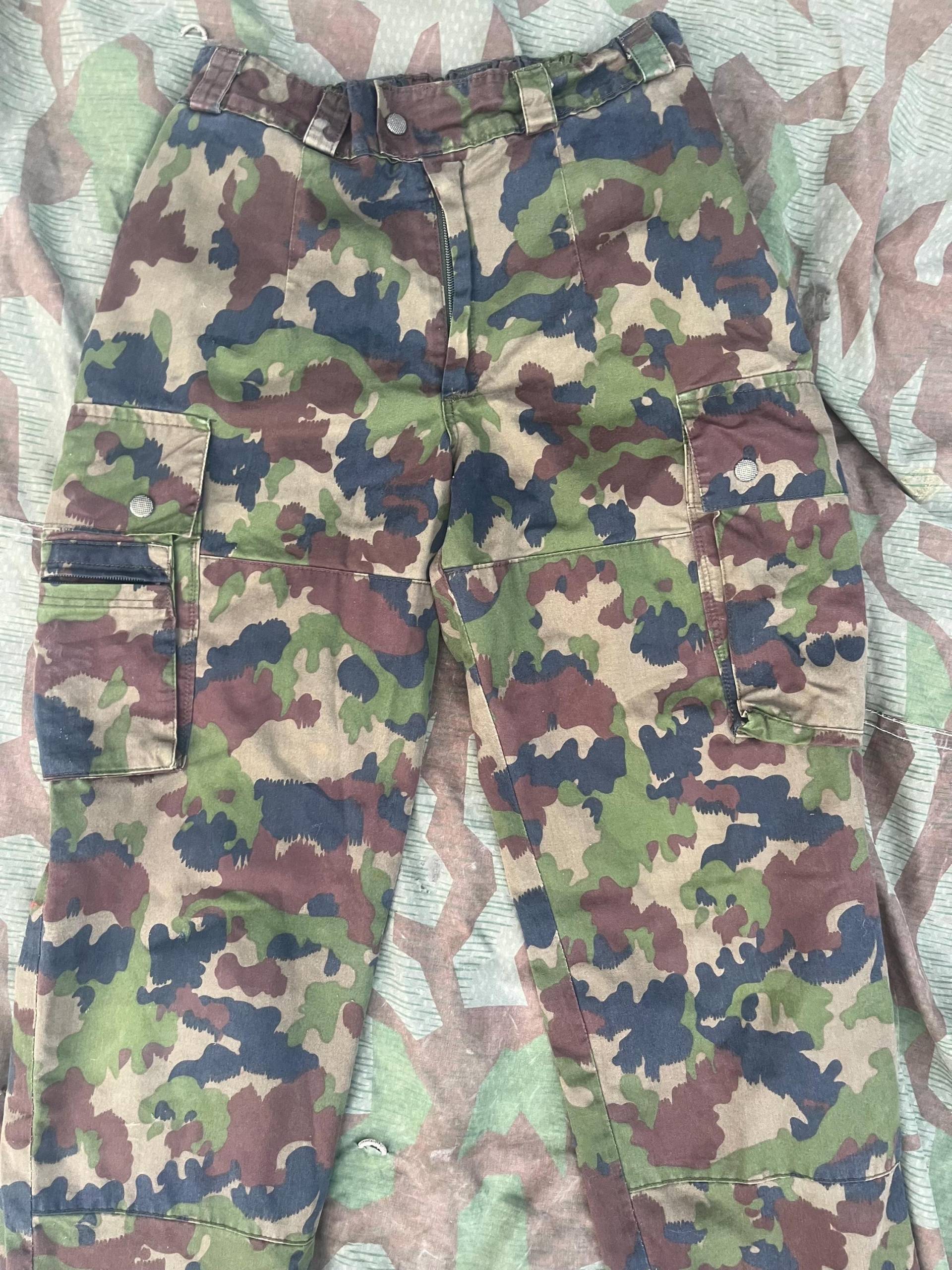 Moderne Schweizer Soldaten-Felduniformhose Im Tarnmuster Taz 90, Original von swissarmymilitaria