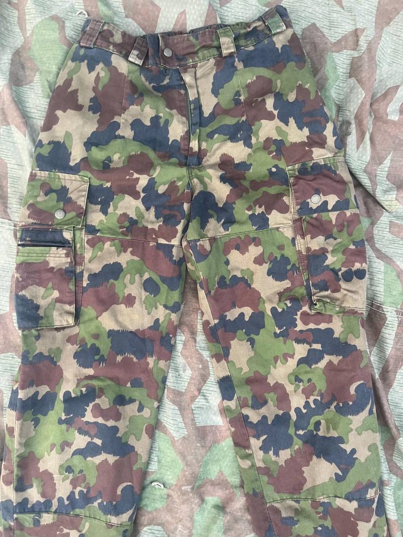 Moderne Schweizer Soldaten-Felduniformhose Im Tarnmuster Taz 90, Original von swissarmymilitaria