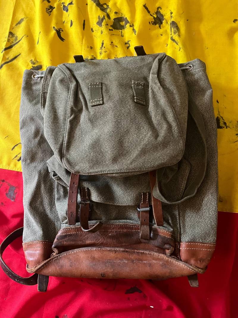 Vintage-Set Aus Dem Kalten Krieg Mit Schweizer Bergrucksack Und Brotbeutel, Salz - Pfefferstreuer von swissarmymilitaria