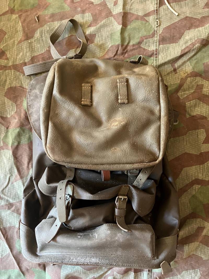Vintage-Rucksack-Set Aus Schweizer Berggummi Dem Kalten Krieg Mit Brotbeutel-Rucksack von swissarmymilitaria