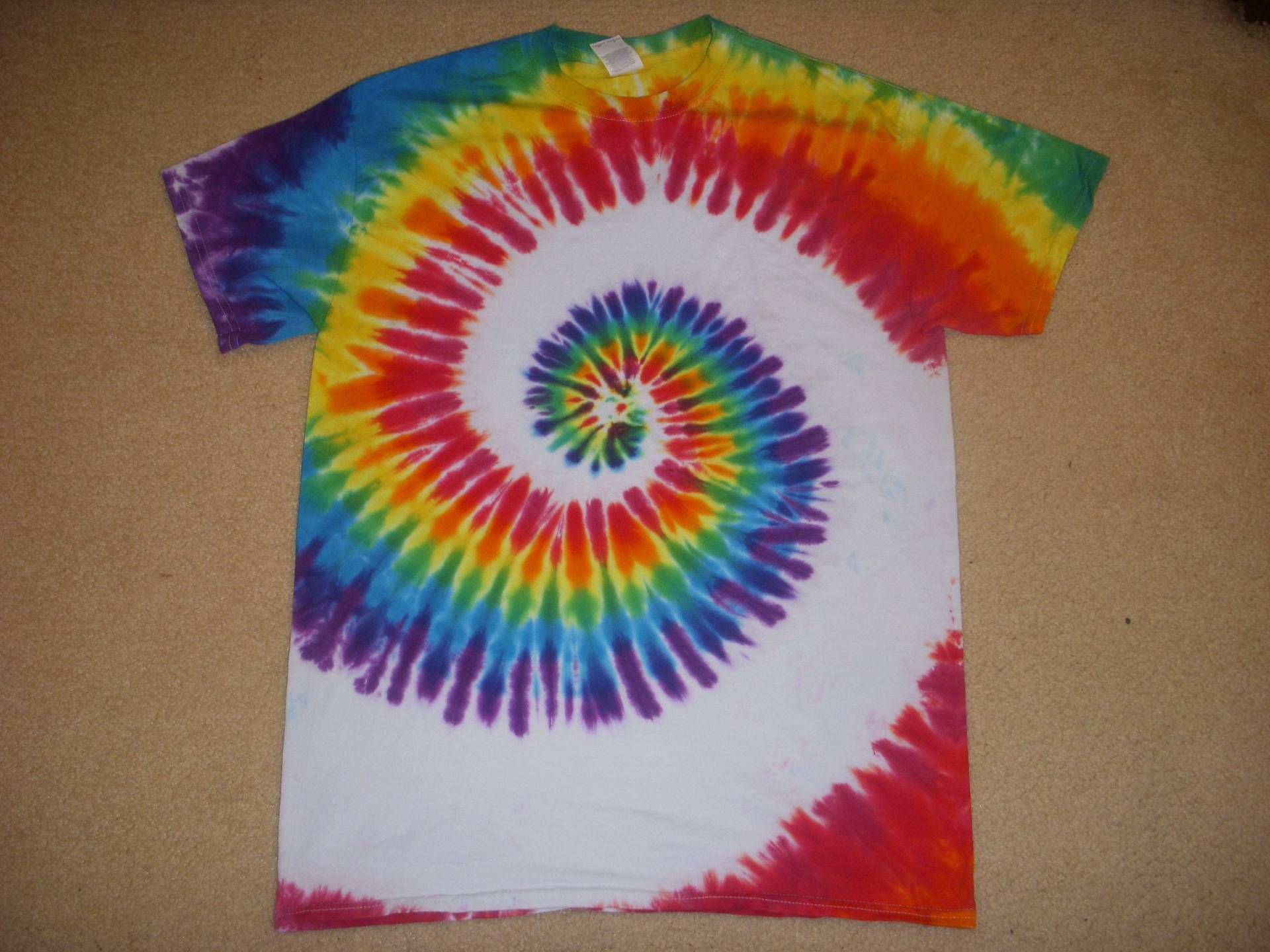 M-Krawatte-Farbstoff-T-Shirt, Regenbogen Und Weißen Wirbel, Mittel M-Krawatte-Farbstoff-T-Shirt, Regenbogen Und Weißen Wirbel, Mittel von syllishirts