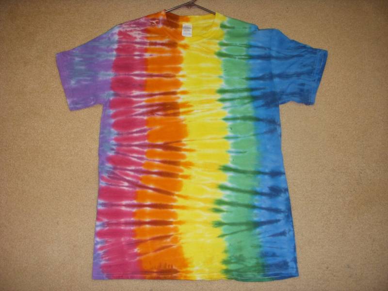 M Tie Dye Tshirt, Vertikale Regenbogen, Medium M Tie Dye Tshirt, Vertikale Regenbogen, Medium von syllishirts