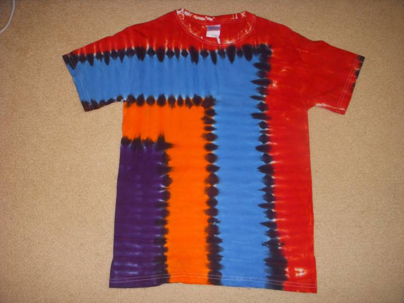 S Erwachsene Krawattenfarbe T-Shirt Eckige Winkel, Klein S Erwachsene Krawattenfarbe T-Shirt Eckige Winkel, Klein von syllishirts