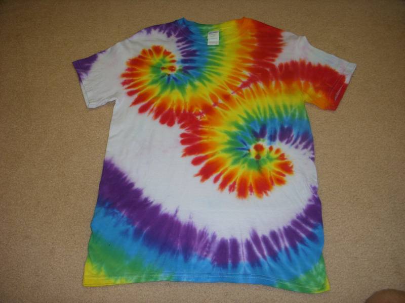 S Krawatte Farbstoff T-Shirt, Regenbogen Spiegel Spirale, Klein S Krawatte Farbstoff T-Shirt, Regenbogen Spiegel Spirale, Klein von syllishirts