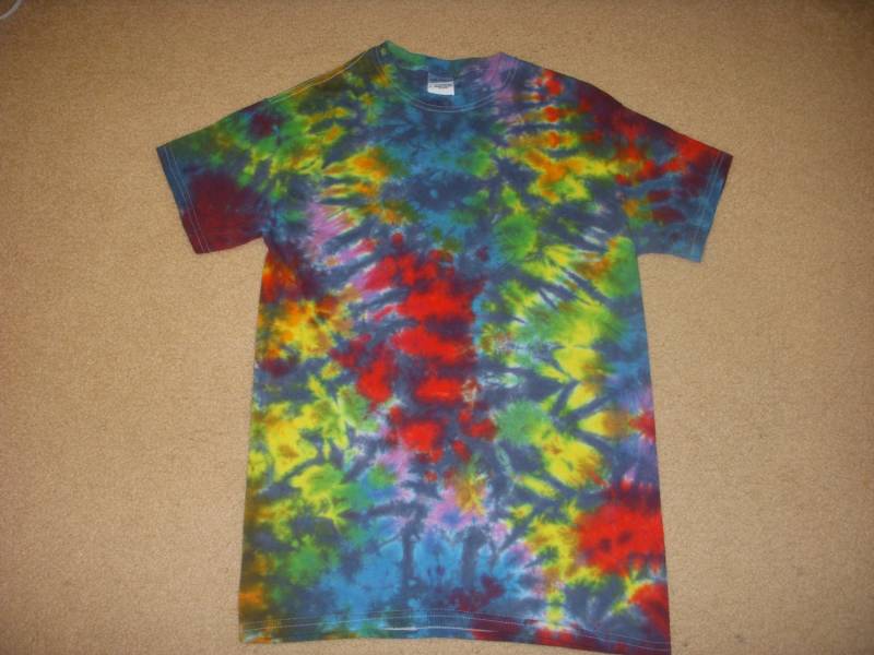 S Tie Dye T-Shirt, Regenbogen-Bündel, Klein S Tie Dye T-Shirt, Regenbogen-Bündel, Klein von syllishirts