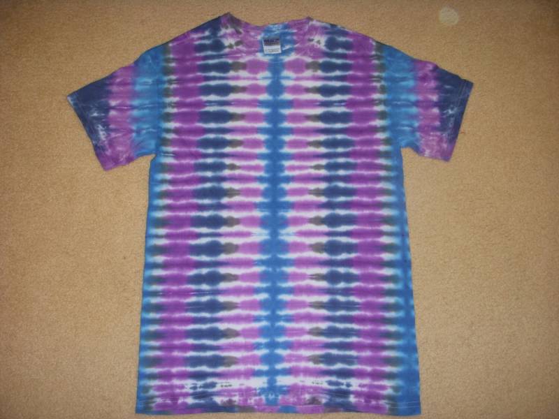 S Tie Dye Tshirt, Wandgestaltung Ziegel, Klein S Tie Dye Tshirt, Wandgestaltung Ziegel, Klein von syllishirts