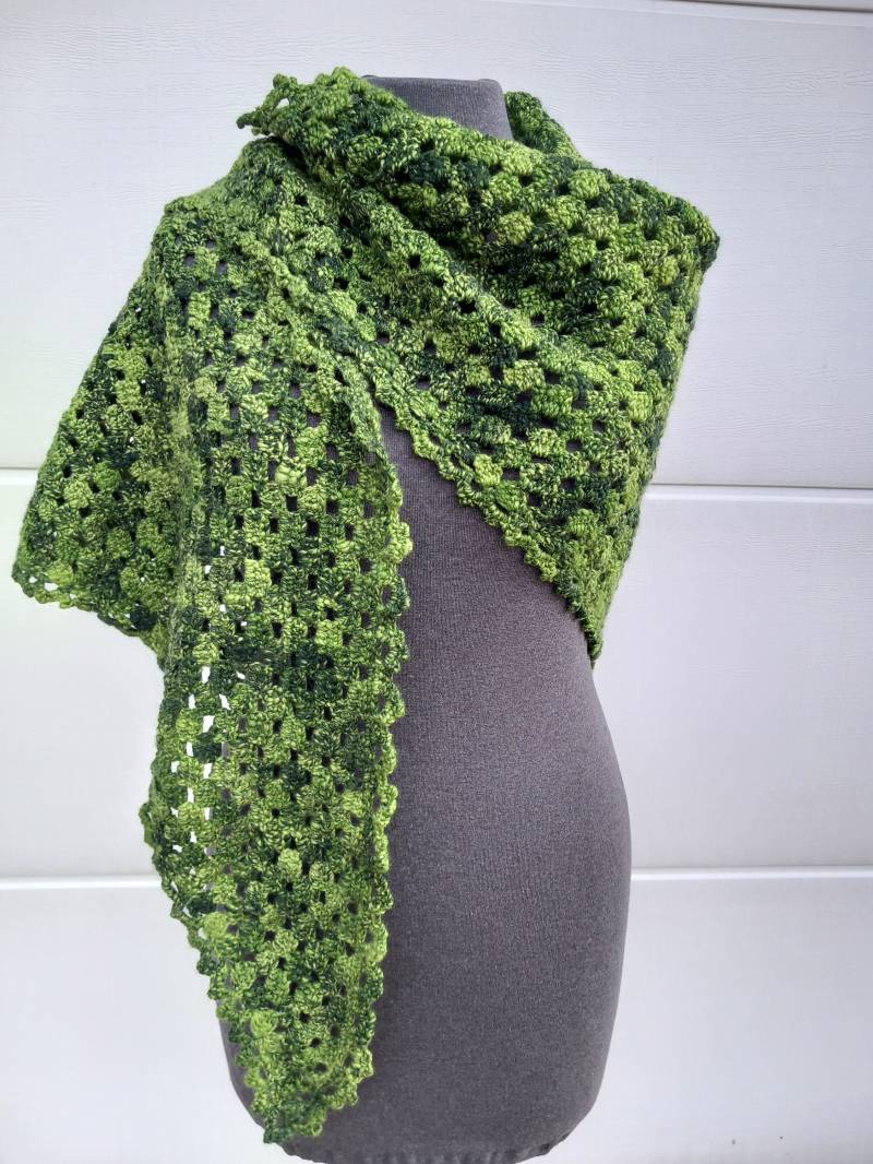 Dreieck/ Schultertuch "Green Hope "Gehäkelt Aus Handgefärbtes Und Gesponnenes Garn Handmade, Luxus von sylviedesignShop