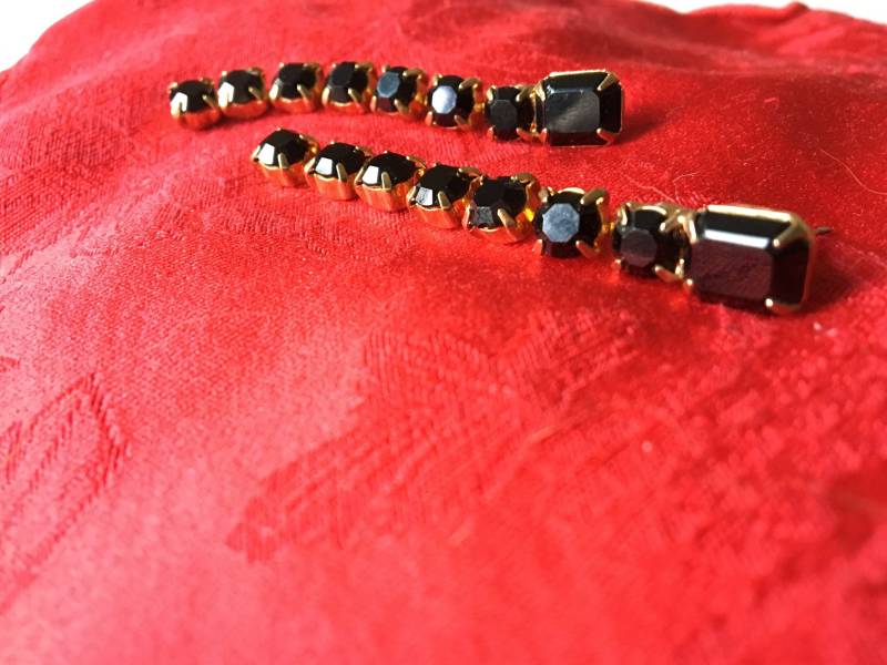 Vintage Schwarze Glasjuwelen Ohrhänger in Goldfarbener Fassung. Tolle Ergänzung Für Ihr Urlaubs Outfit von synchronicity80