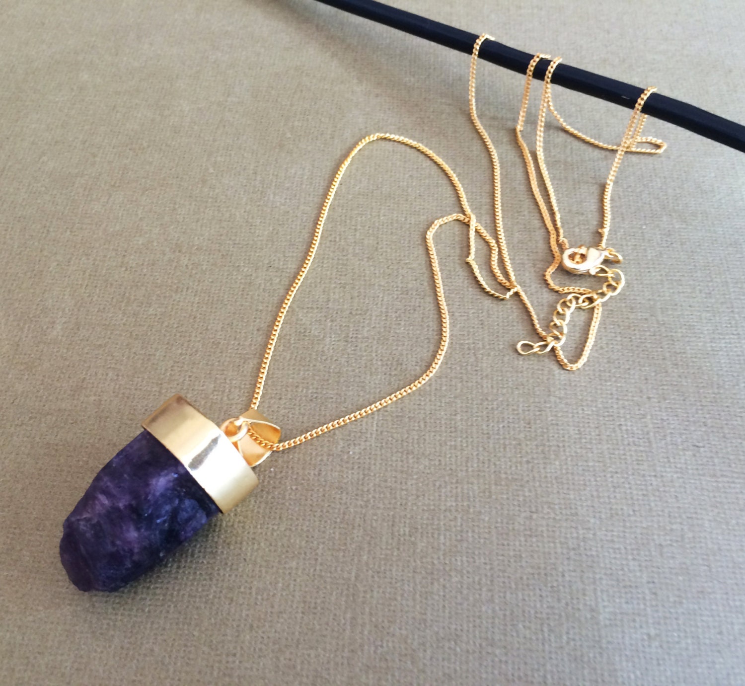 Amethyst Halskette, Kristallhalskette , Hängende Geburtsstein Februar Anhänger, Lila Goldhalskette von taneesijewelry