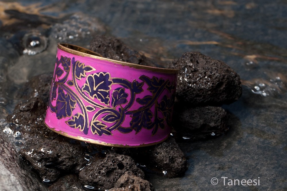Fuchsia Pink Emaille Armreif, Handgemaltes Blumenmuster von taneesijewelry