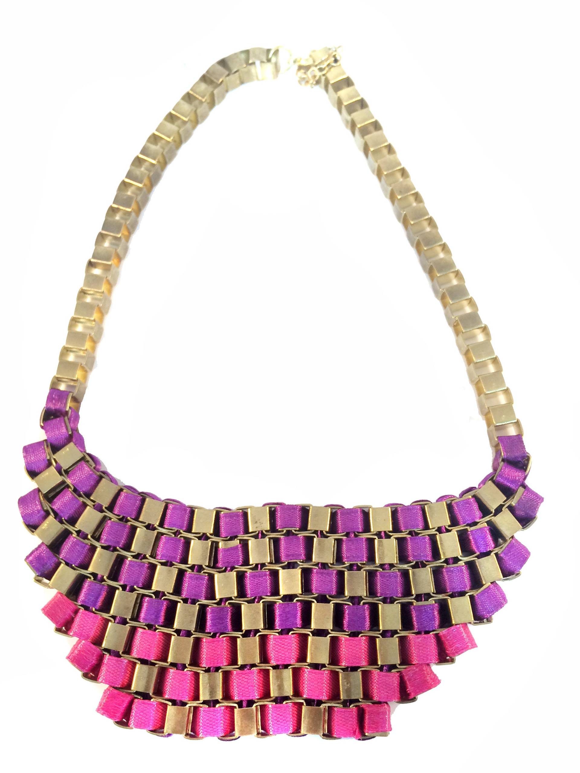 Gold Lätzchen Halskette-Metall-Gliederkette, Lila Rosa-Goldkette, Museums-Stil Einzigartige Halskette, Statement-Schmuck von taneesijewelry