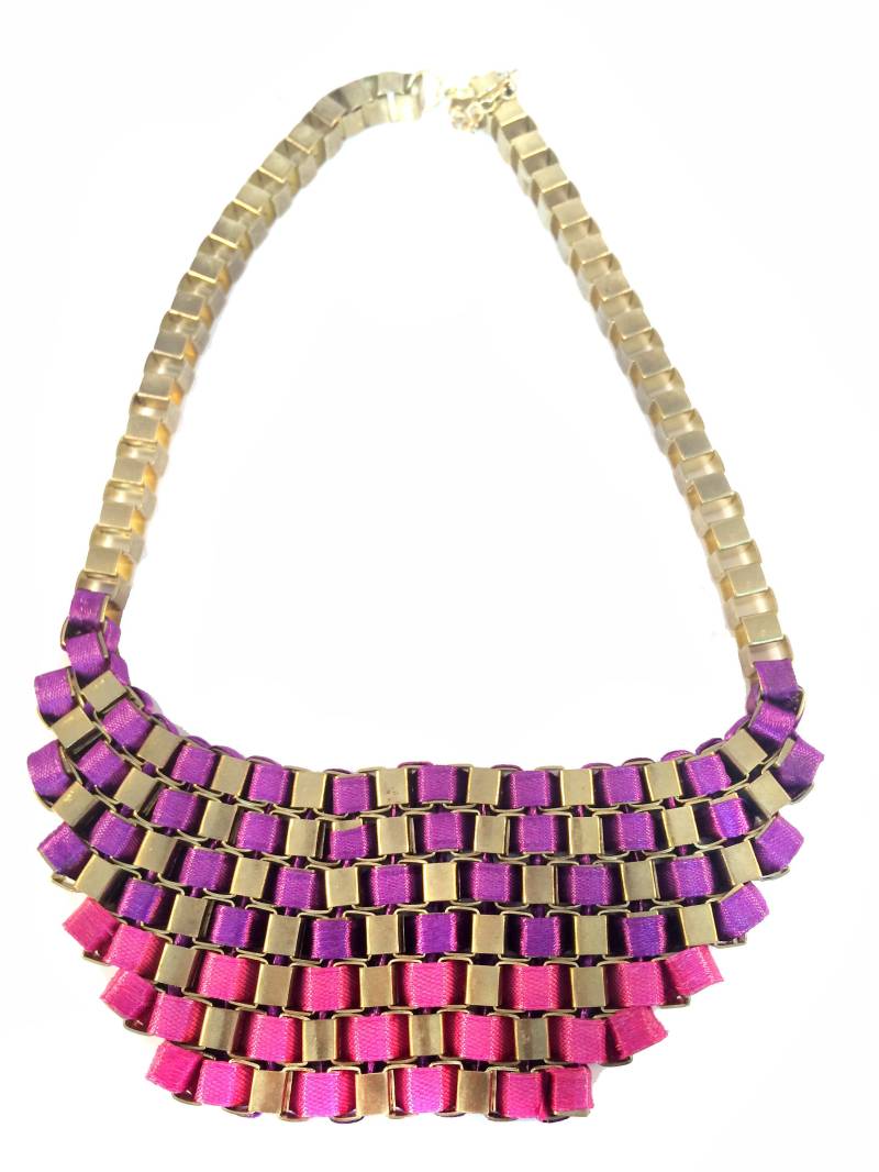 Gold Lätzchen Halskette-Metall-Gliederkette, Lila Rosa-Goldkette, Museums-Stil Einzigartige Halskette, Statement-Schmuck von taneesijewelry