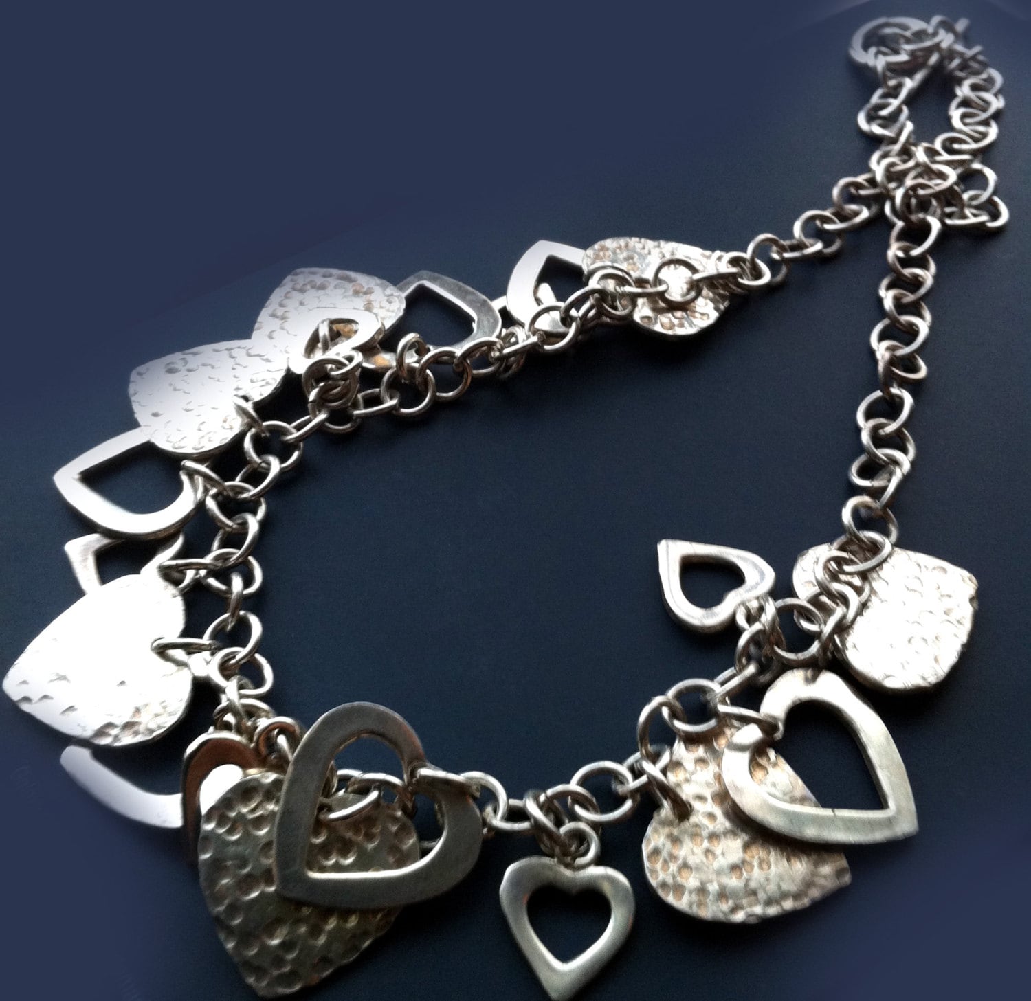 Herz Charme Halskette Cluster Herzen Fein Sterling Silber 999 Reinheit, Braut Schmuck, Valentines Geschenk, Gehämmert Schmuck Taneesi von taneesijewelry