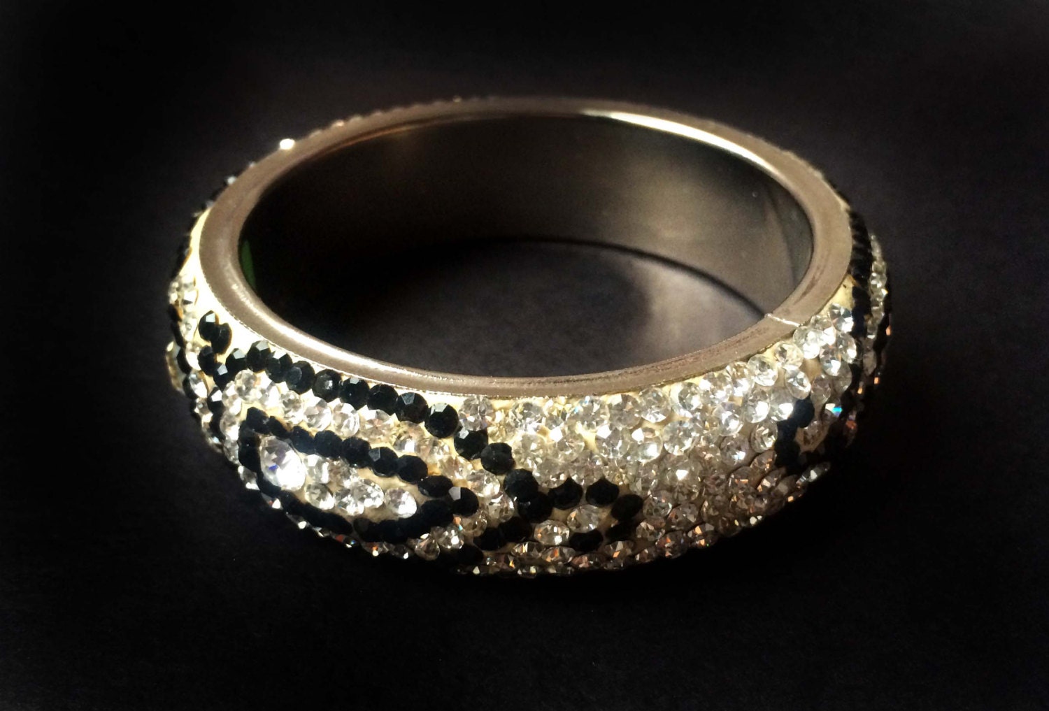 Kristall-Armreif, Diamant-Armreif, Handgefertigte Hochzeit-Armreifen, Schwarzer Schöne Neutrale Manschetten von taneesijewelry