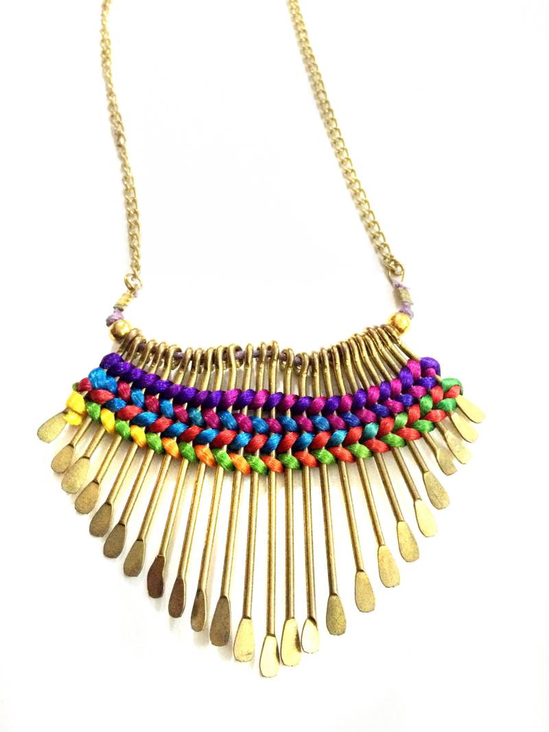Mehrfarbige Gold-Fransen-Halskette, Gold-Lätzchen-Halskette, Statement-Schmuck, Seidenfaden-Inlay, Sommer-Halskette Von Taneesi von taneesijewelry