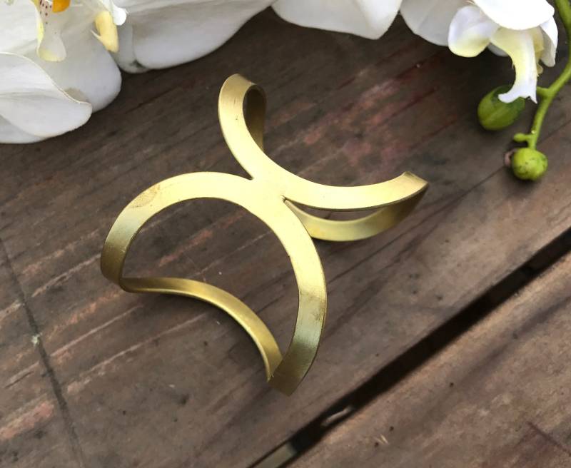 Modernes Gold Manschette Armband - Verstellbares Statement Schmuck von taneesijewelry