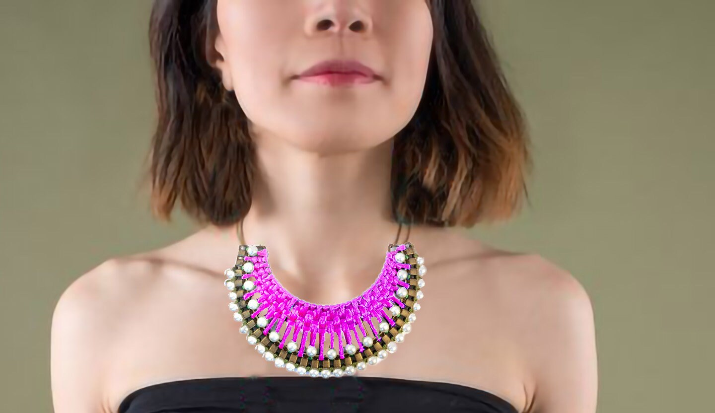 Pink Seidenperle Bib Halskette, Gold Statement Schmuck von taneesijewelry