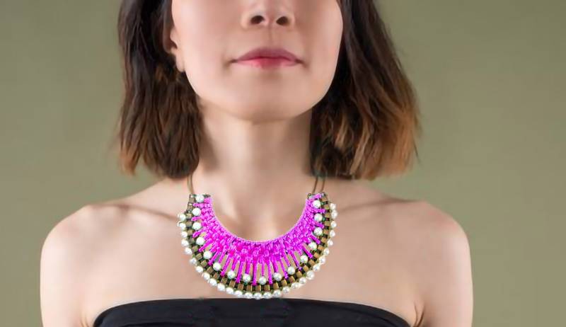 Pink Seidenperle Bib Halskette, Gold Statement Schmuck von taneesijewelry