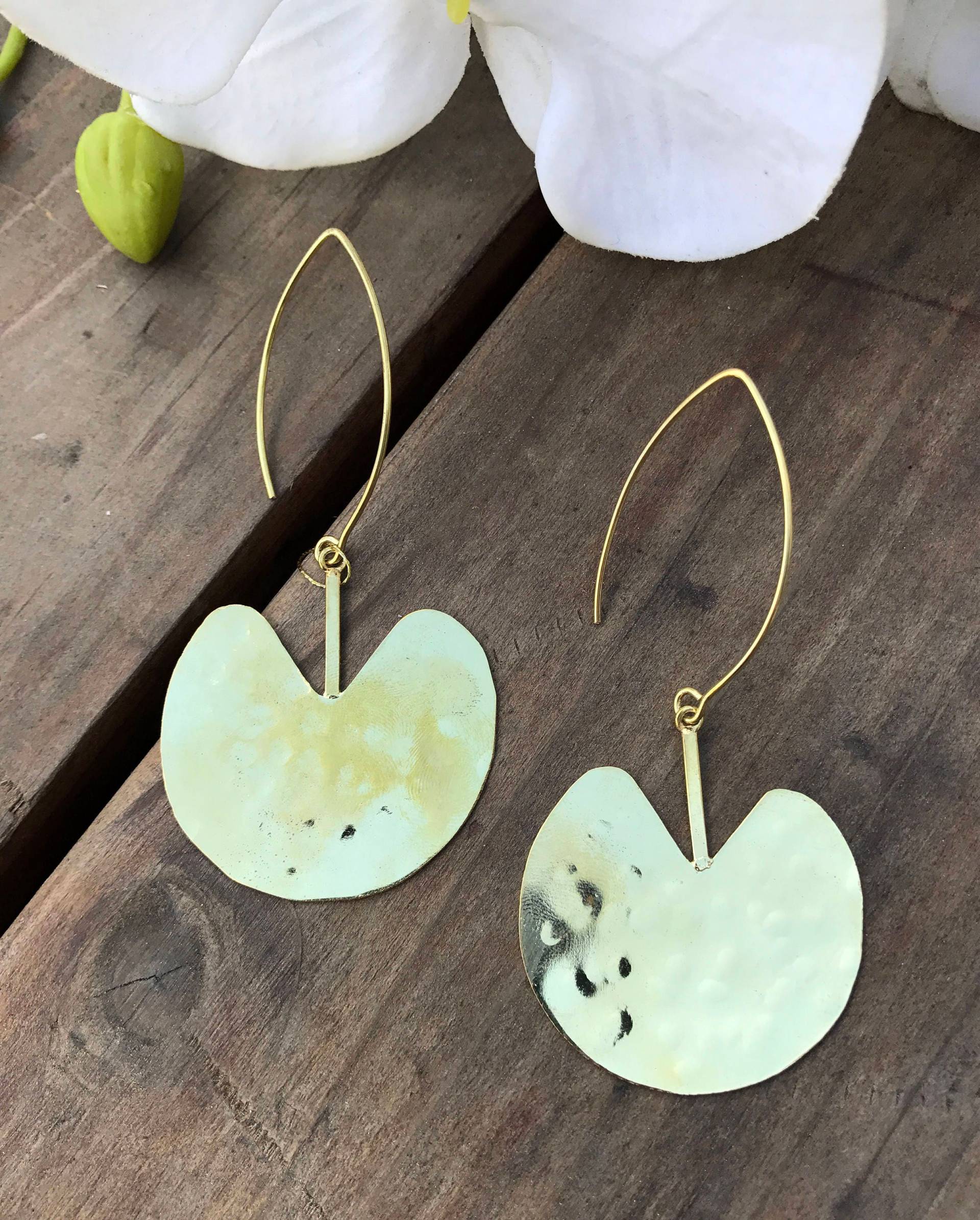 Räumungsverkauf Gehämmerte Blatt Gold Ohrringe-Seerosenblatt Ohrring-Minimalist Moderne Leichte Große Ohrring Schmuck Taneesi von taneesijewelry