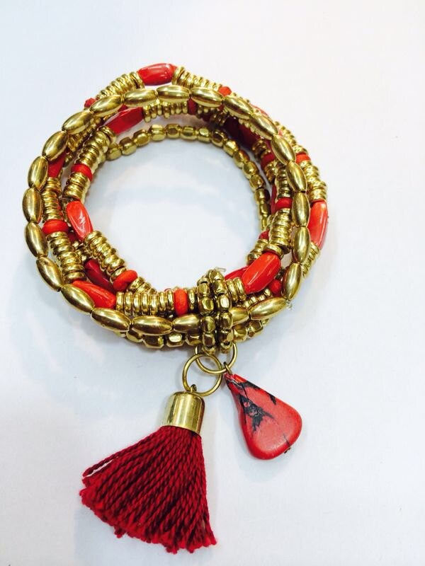 Räumungsverkauf Urlaubs-Quastenarmband, Rot-Goldenes Stapelarmband, Perlenwickelarmband, Boho-Chic-Schmuck Von Taneesi von taneesijewelry