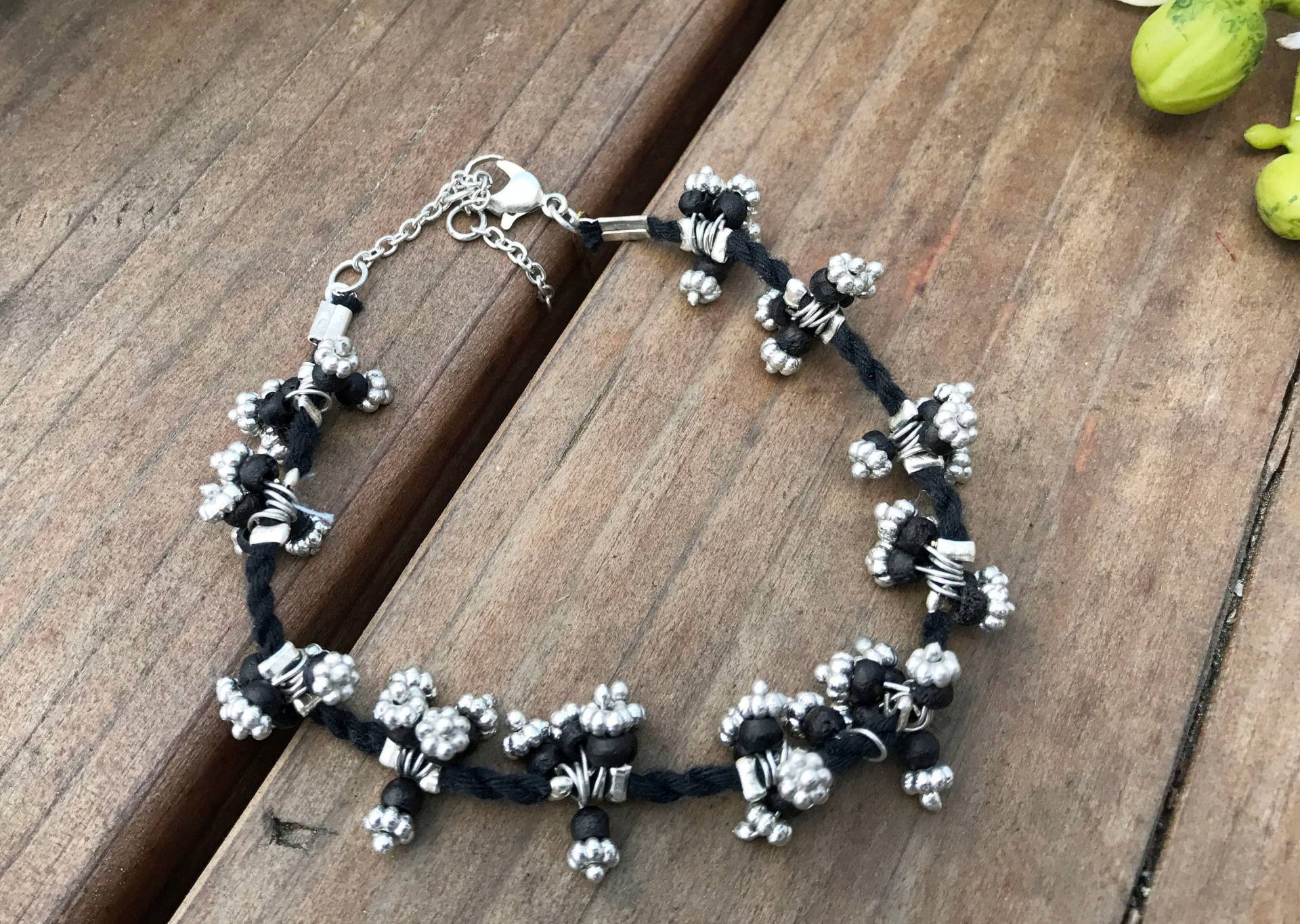 Schwarz-Silber-Armband, Unisex-Schmuck, Modernes Stapelbares Armband, Boho-Manschette, Bio-Faden-Armband, Silberperlen-Manschette, Gewebtes Armband von taneesijewelry