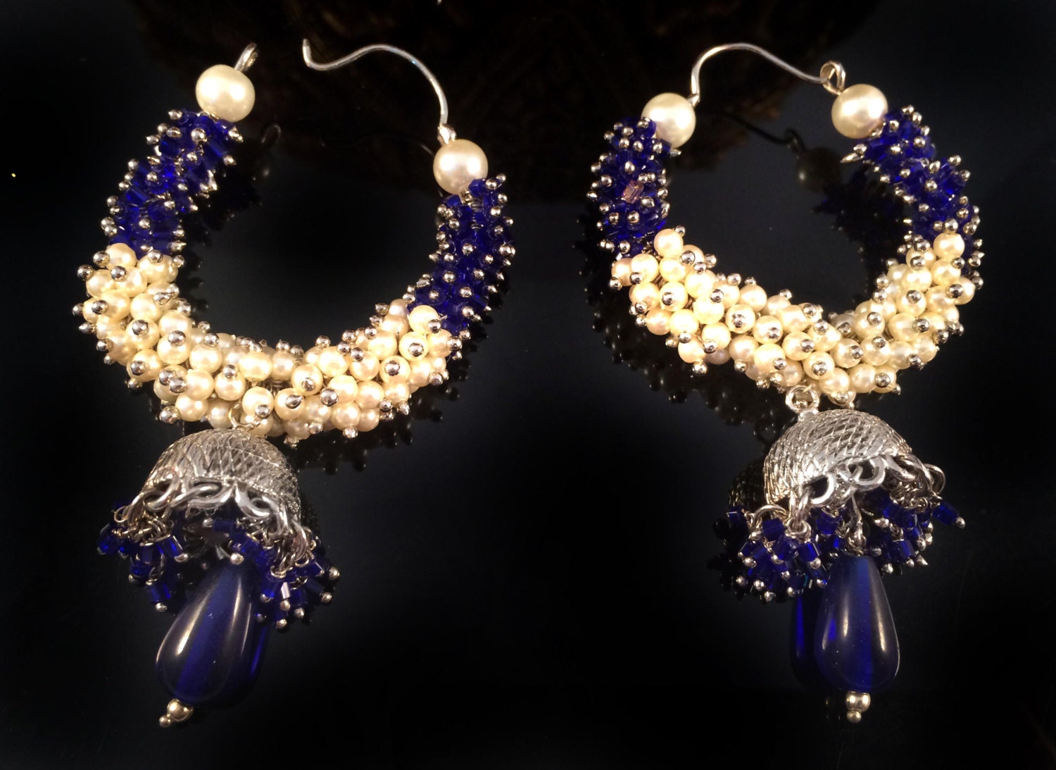 Silberne Brautperlenohrringe, Blaue Und Weiße Perlen-Chand-Bali, Goldene Jhumkas, Jhumka-Chand-Bali, Cluster-Perlenohrringe Von Taneesi von taneesijewelry
