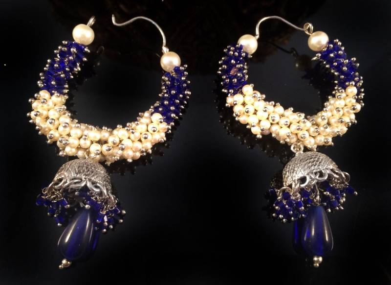 Silberne Brautperlenohrringe, Blaue Und Weiße Perlen-Chand-Bali, Goldene Jhumkas, Jhumka-Chand-Bali, Cluster-Perlenohrringe Von Taneesi von taneesijewelry