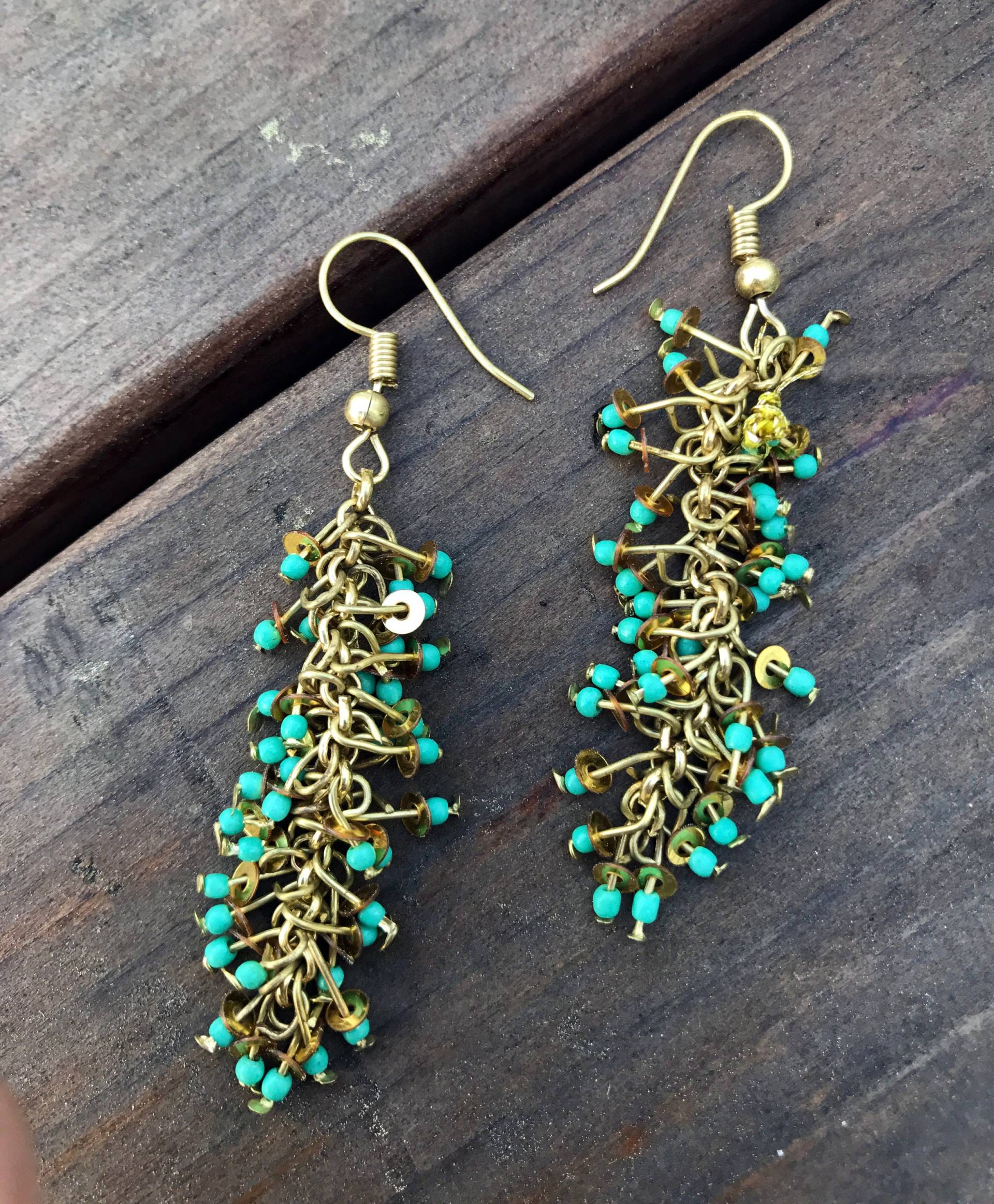 Türkis Cluster Ohrringe, Gold Pailletten Boho Ohrringe von taneesijewelry