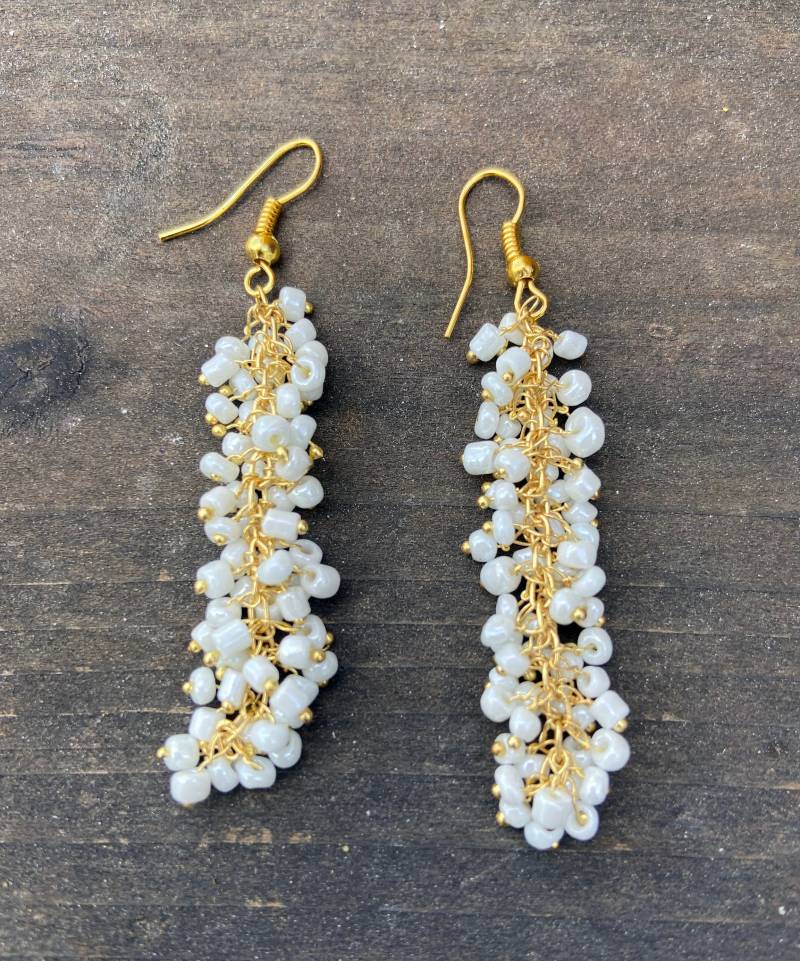 Weißgold Cluster Ohrringe - Boho Baumeln -Perlen Schmuck Tragen, Um Zu Arbeiten-Leichter Handgemachter von taneesijewelry