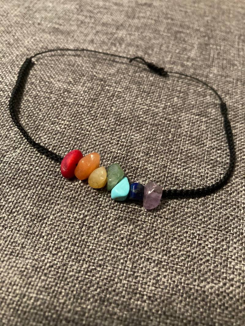 Handgemacht Chakren-Armband Mit Steinsplittern Handgemacht Chakren-Armband Mit Steinsplittern von tanglemoments
