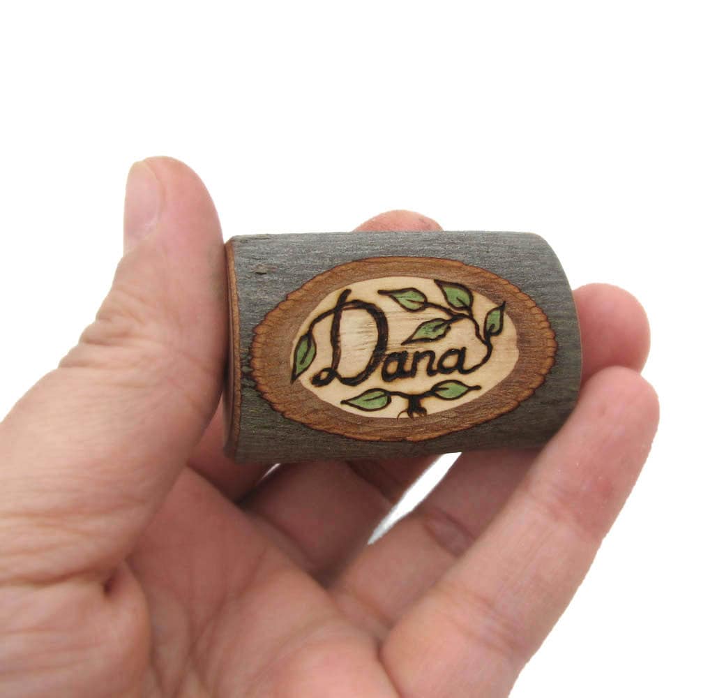 Brosche Aus Holz Mit Namensschild Rustikale Zweigscheibe - Pyrographie Von Tanja Sova Made To Order von tanjasova
