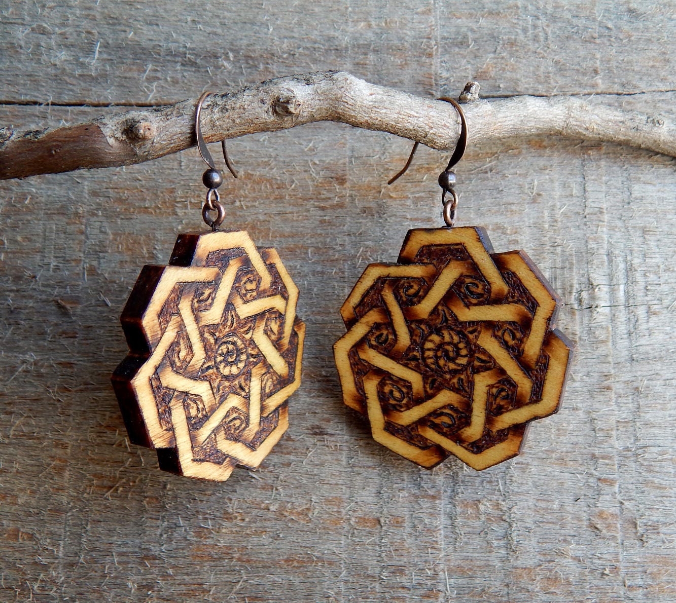 Mandala Gelb Herz Holz Hand Geschnitzt Pyrographie Ohrringe Von Tanja Sova von tanjasova
