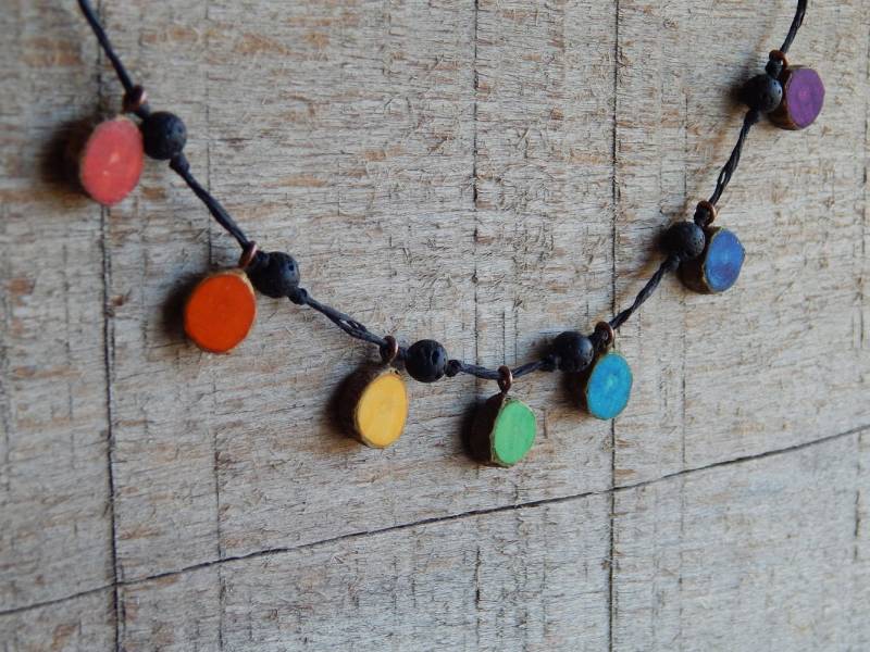 Rustikale Regenbogen Holly Zweig Und Lava Perlen Schwarz Hanf Halskette Von Tanja Sova Rustikale Regenbogen Holly Zweig Und Lava Perlen Schwarz Hanf Halskette Von Tanja Sova von tanjasova
