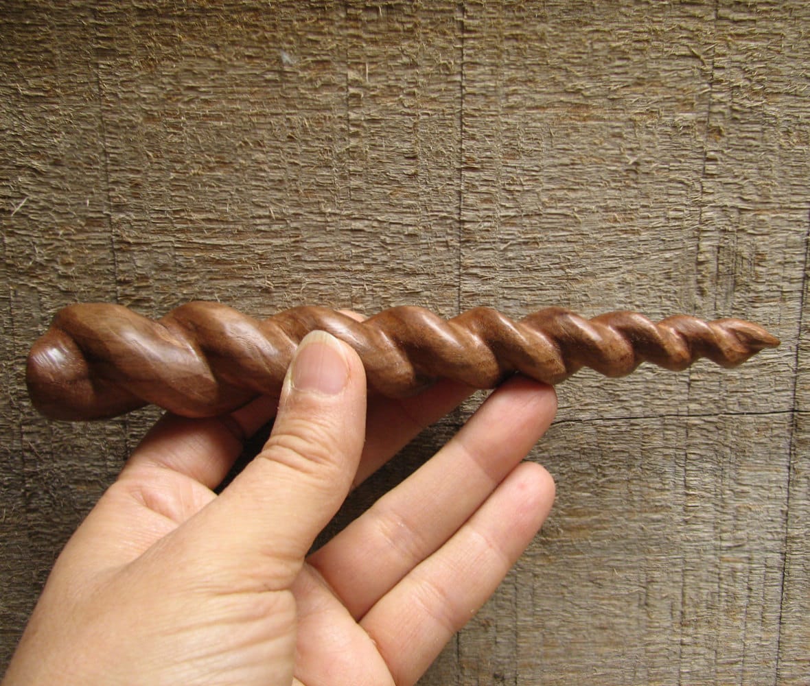 Spirale Geschnitzt Walnuss Holz Haarstab, Einhorn-stil Von Tanja Sova von tanjasova