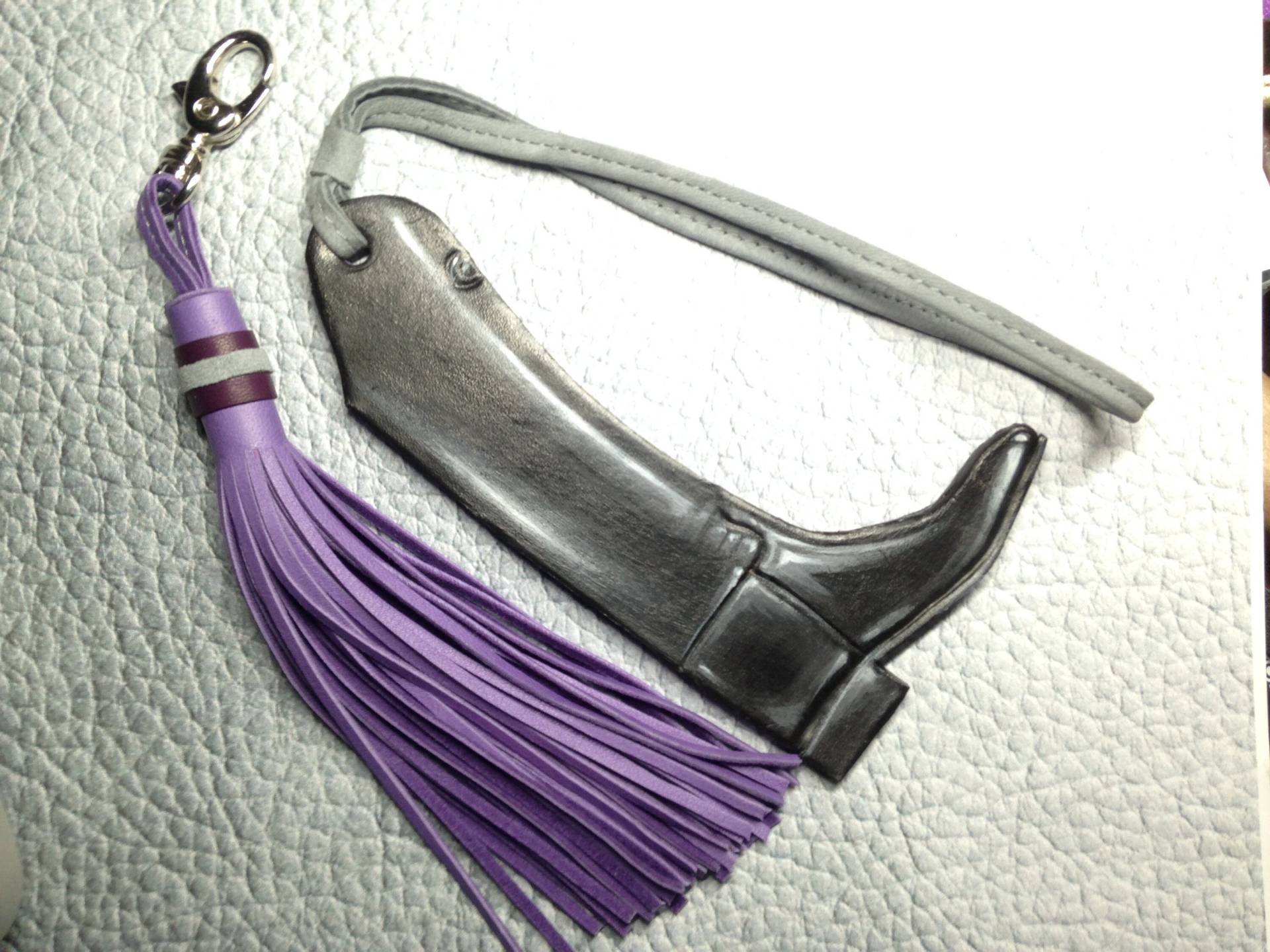 Dressurstiefel Anhänger, 12cm Schwarzer Langer Stiefel Anhänger Mit Quaste, Mini Leder Reitstiefel Taschenanhänger, Süßer Replik Dressurstiefel Anhänger, 12cm Schwarzer Langer Stiefel Anhänger Mit Quaste, Mini Leder Reitstiefel Taschenanhänger, Süßer Replik von tasselize