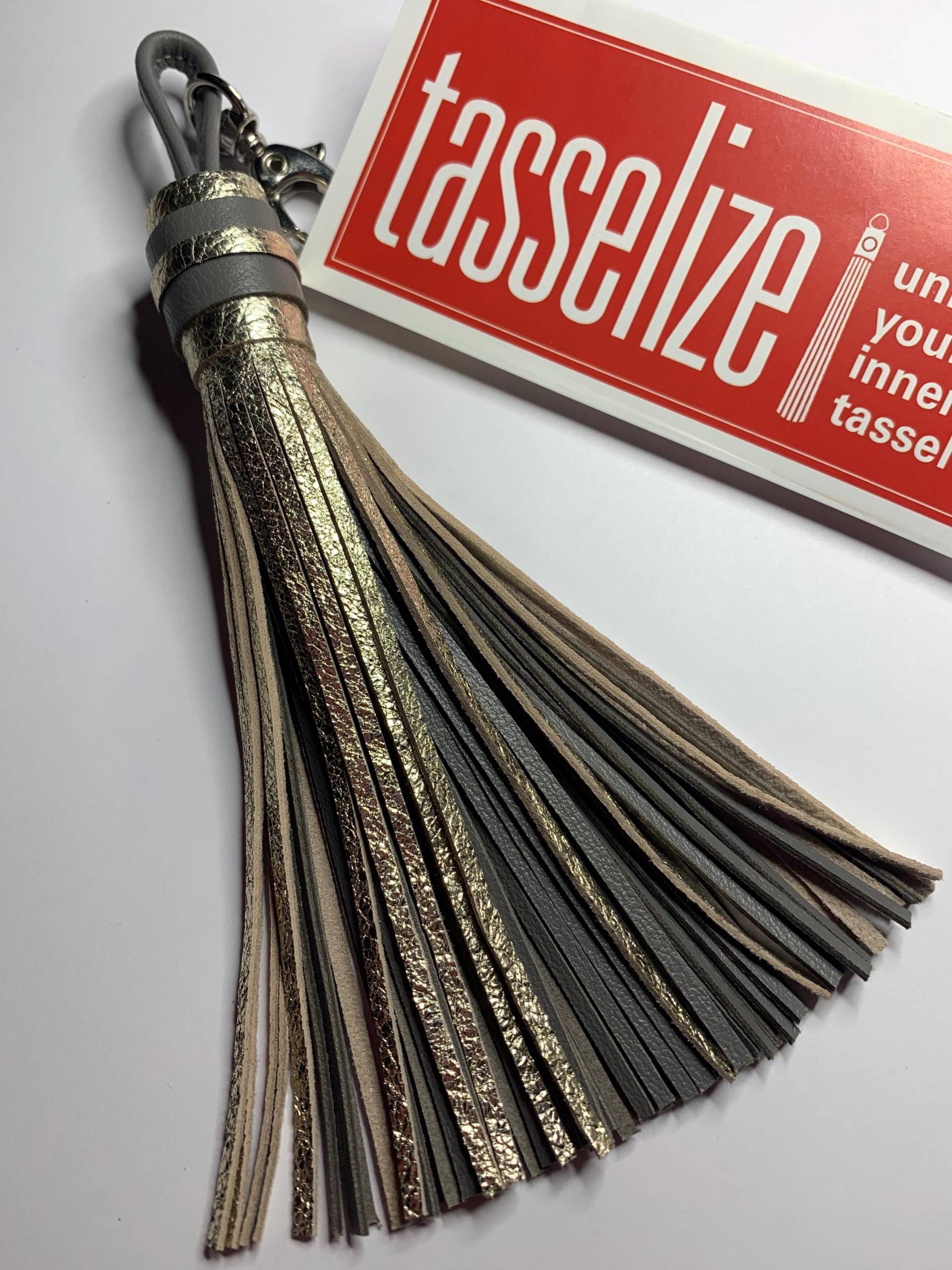Gold & Soft Grau Voll Quaste/Charm, Metallic Und Warm Grey Sparkly Leder Quaste Gold & Soft Grau Voll Quaste/Charm, Metallic Und Warm Grey Sparkly Leder Quaste von tasselize