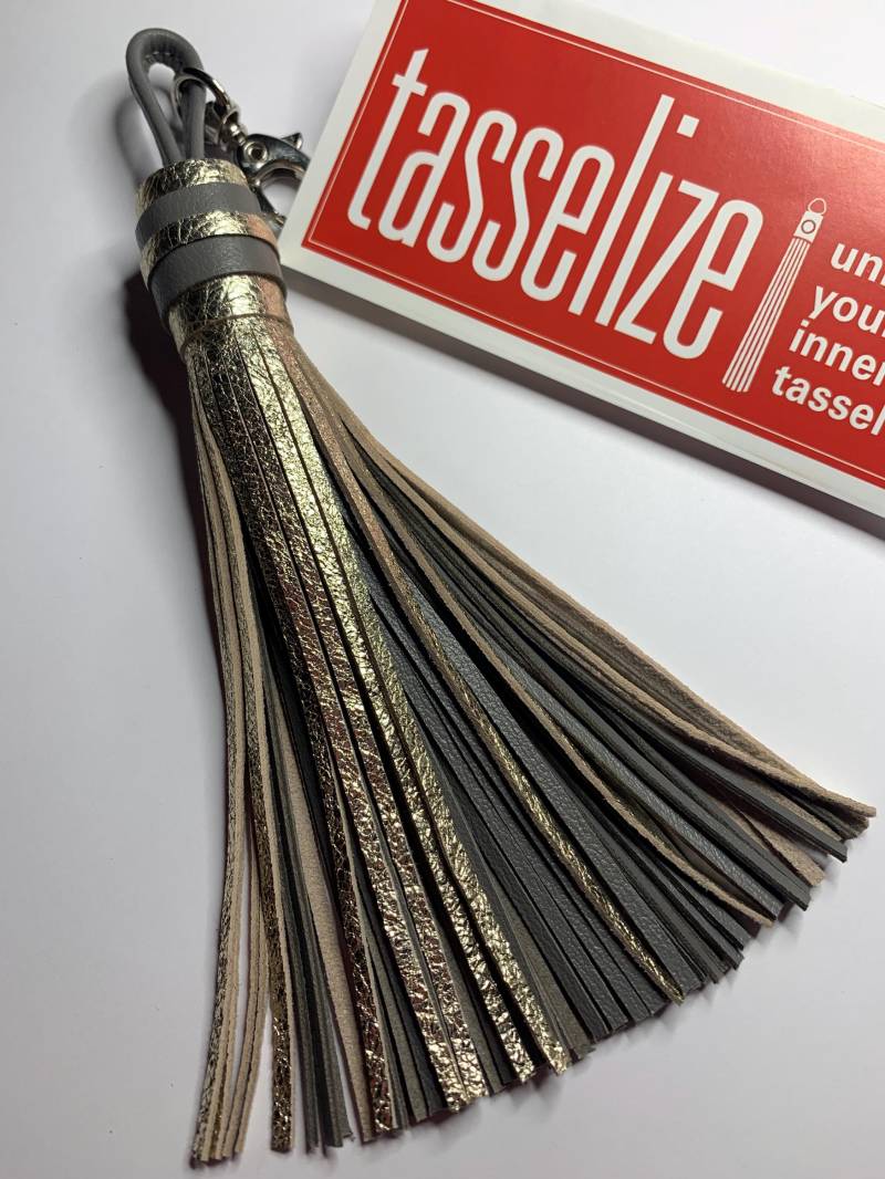 Gold & Soft Grau Voll Quaste/Charm, Metallic Und Warm Grey Sparkly Leder Quaste Gold & Soft Grau Voll Quaste/Charm, Metallic Und Warm Grey Sparkly Leder Quaste von tasselize