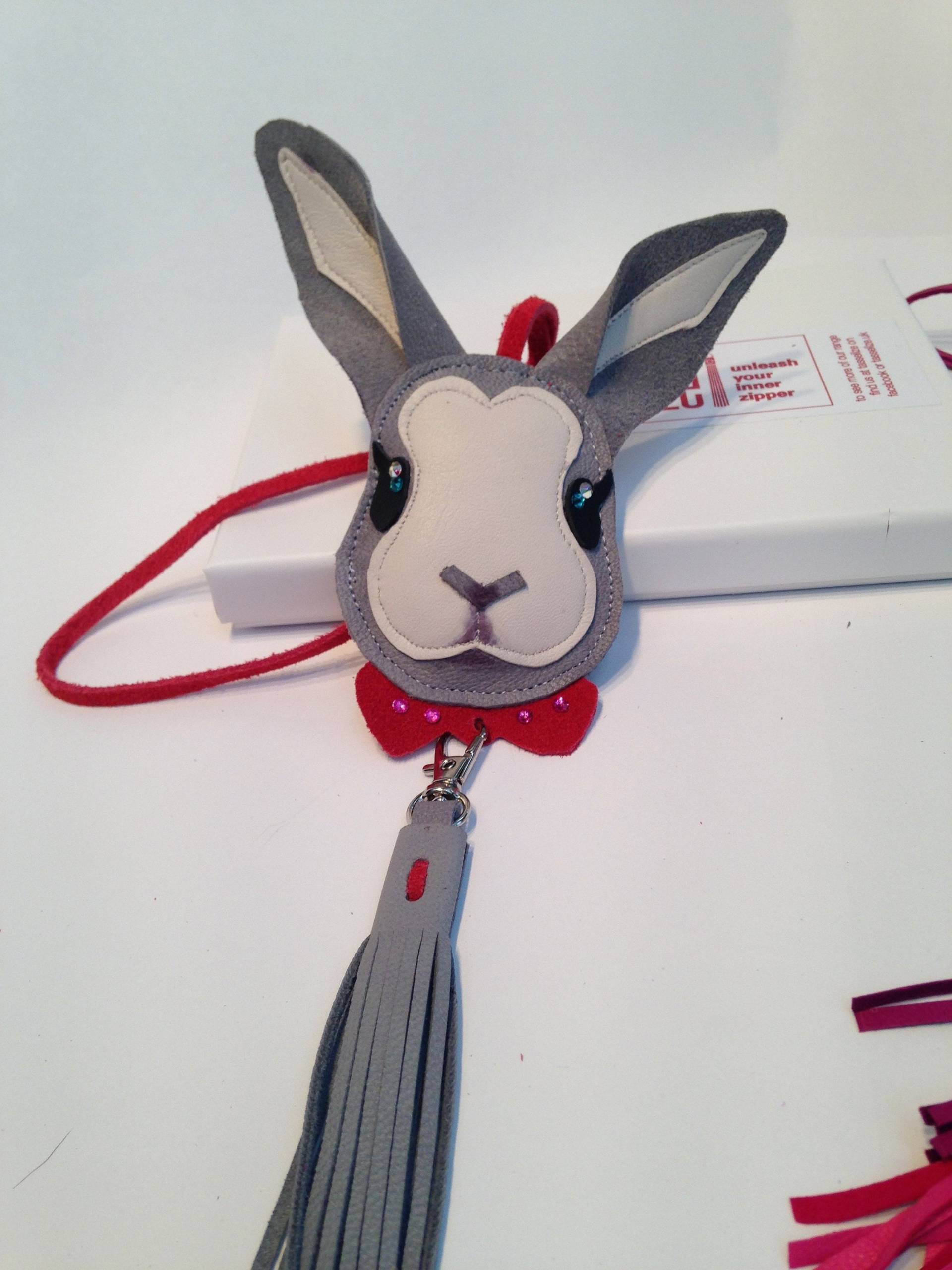 Hase Kaninchen Charme, Niedlichen Weichem Leder Grau/Weißen Lederhasen Graues Häschen Hase Kaninchen Charme, Niedlichen Weichem Leder Grau/Weißen Lederhasen Graues Häschen von tasselize