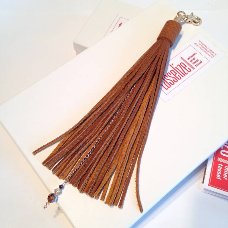 Reiche Braune Ledertasche Quaste Mit Ketten - Und Kristalldetail, Lange Kastanienbraune Volle Taschenquaste, Swarovski-Tropfendetail Reiche Braune Ledertasche Quaste Mit Ketten - Und Kristalldetail, Lange Kastanienbraune Volle Taschenquaste, Swarovski-Tropfendetail von tasselize