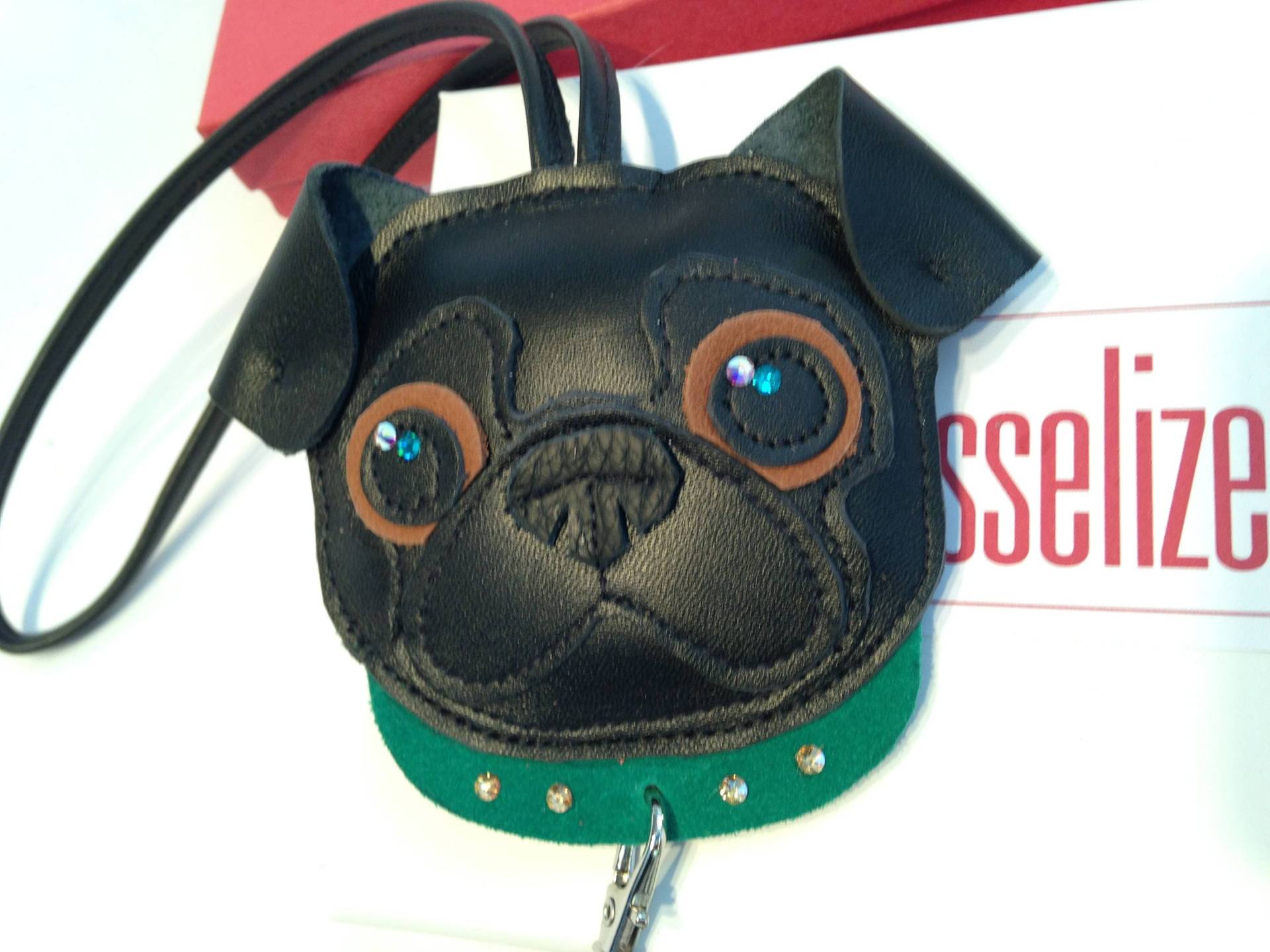 Schwarzer Mops Anhänger in Leder, Taschenanhänger Oder Schlüsselanhänger Gesicht Mit Clip Quaste Schwarzer Mops Anhänger in Leder, Taschenanhänger Oder Schlüsselanhänger Gesicht Mit Clip Quaste von tasselize