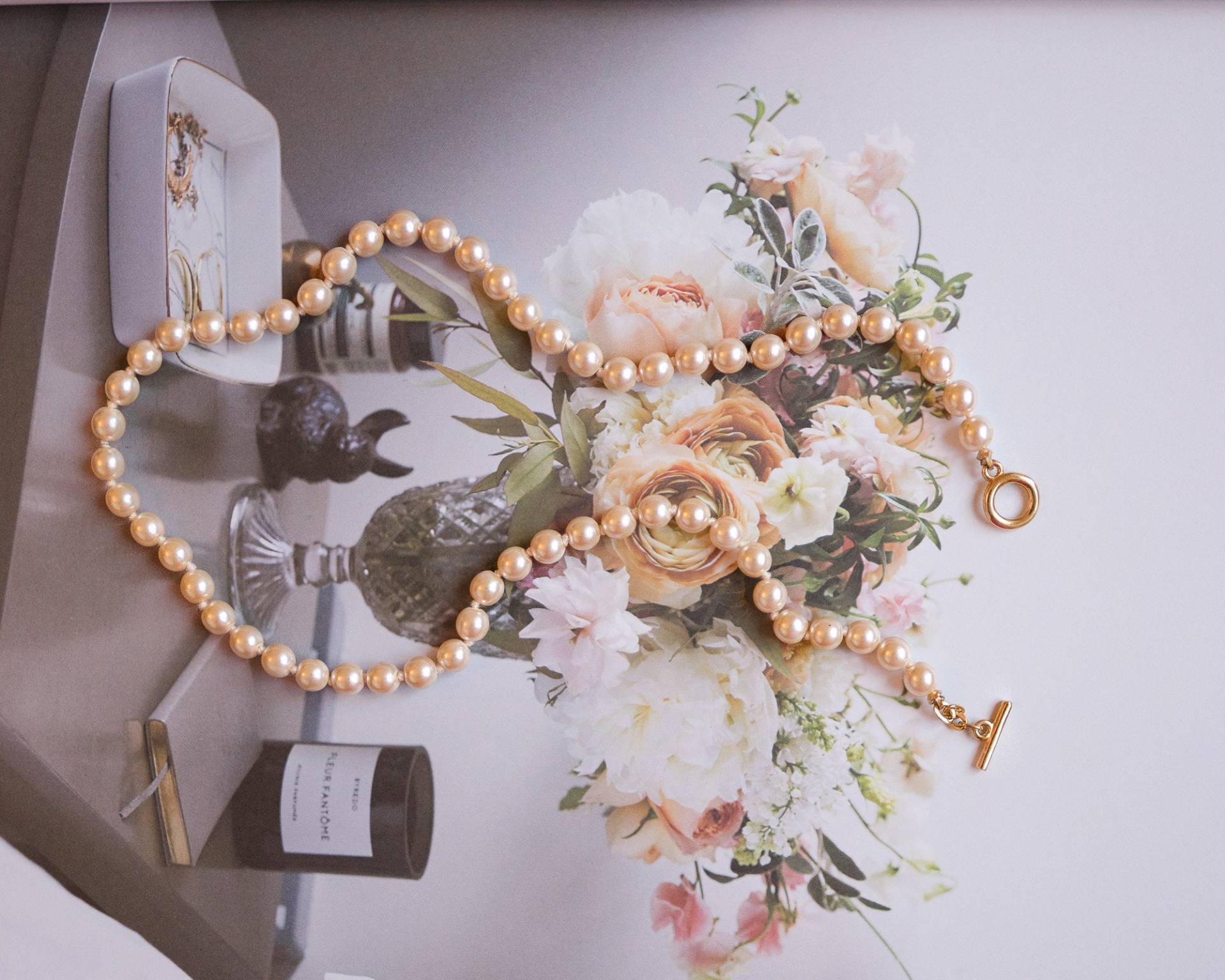 Vintage Champagne Perlenkette Eleganter Knebelverschluss in Gold von tbymallano