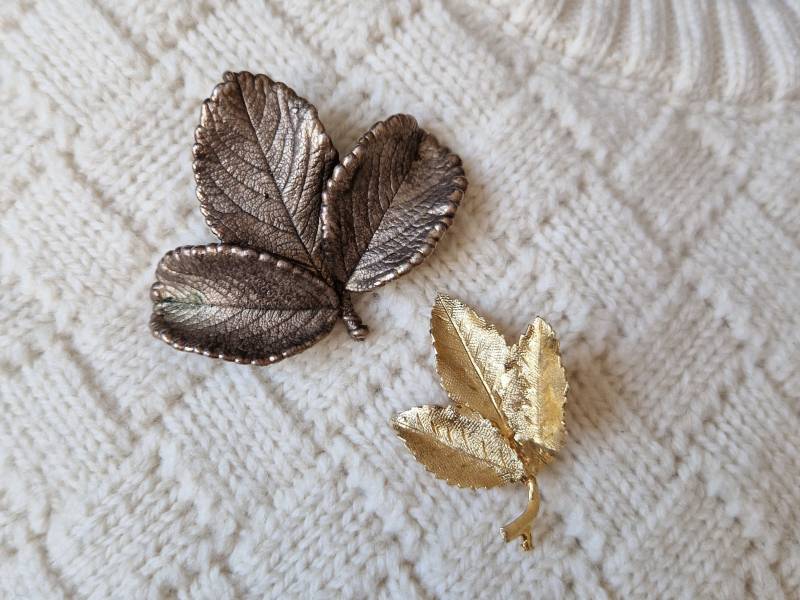 Vintage Baumblatt Broschen Bronze Und Gold Ton Duo von tbymallano