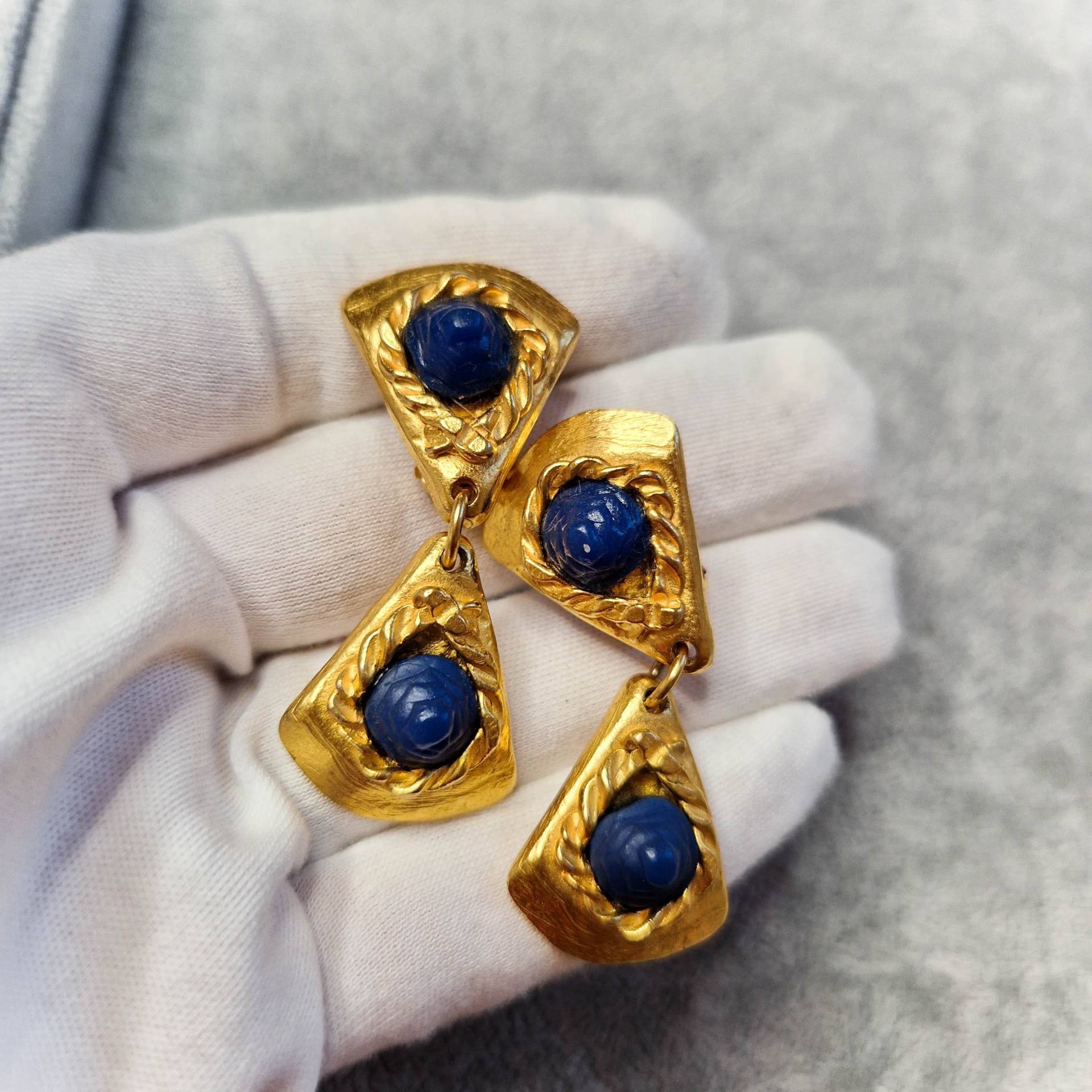 Vintage Goldfarbene Ohrringe Mit Blauen Cabochons von tbymallano
