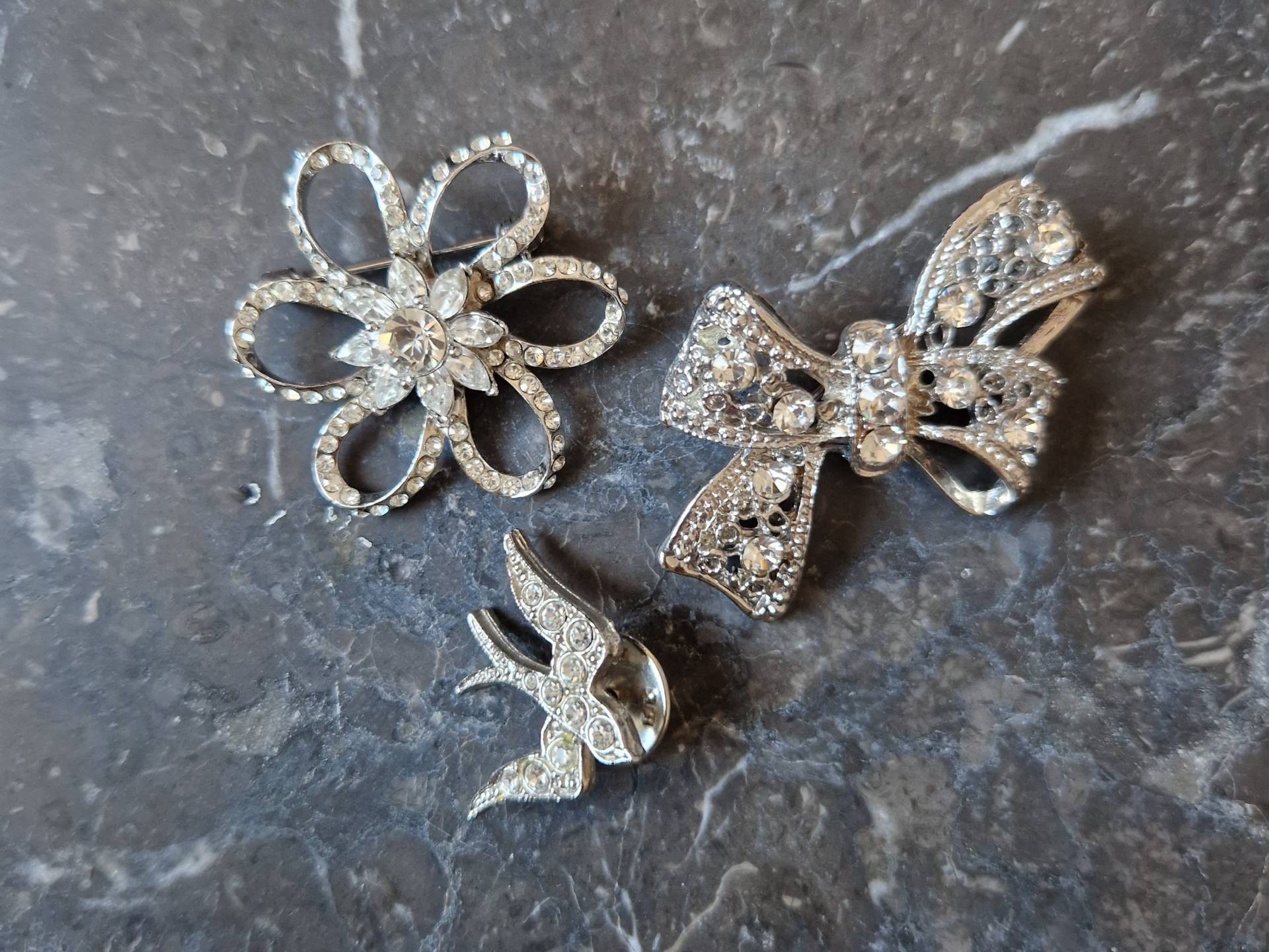 Vintage Kristall Broschen Set Silberfarbene Blume, Schleife, Vogel Pins von tbymallano