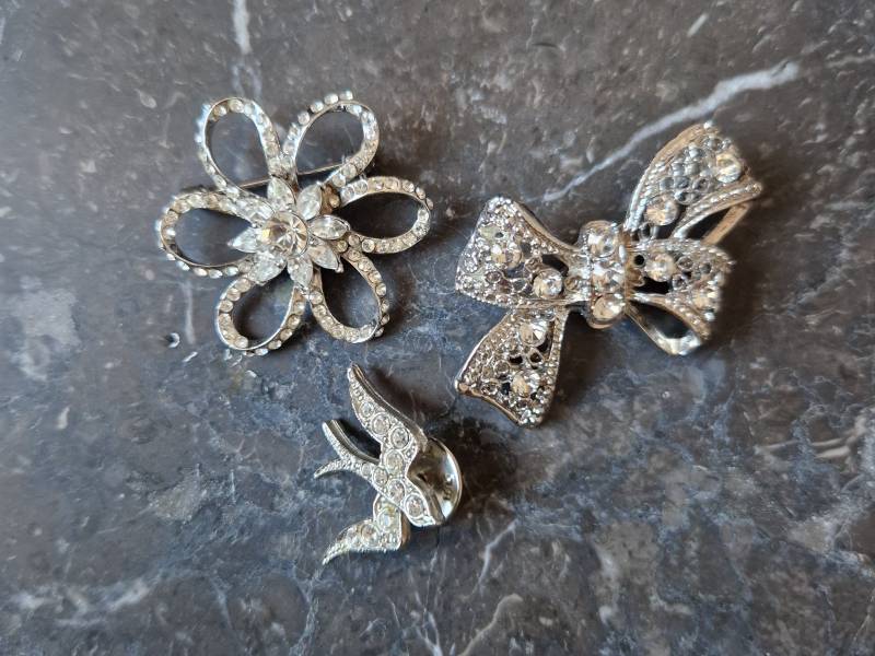 Vintage Kristall Broschen Set Silberfarbene Blume, Schleife, Vogel Pins von tbymallano