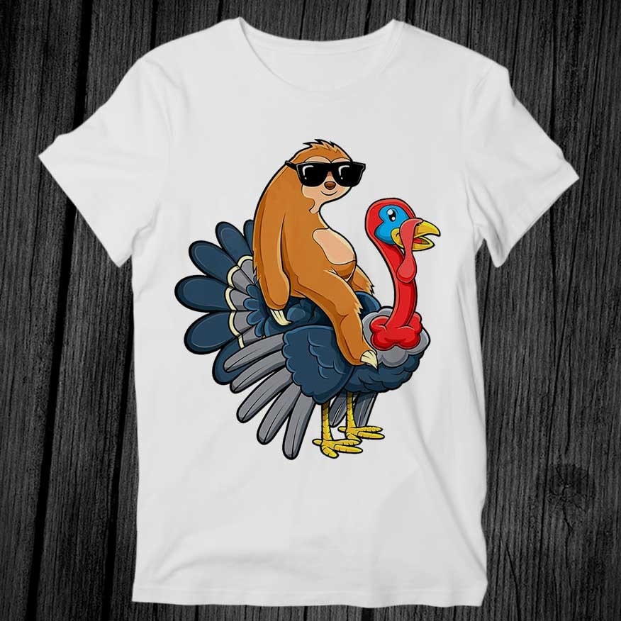 Süßes Faultier Reiten Türkei Lustiges Thanksgiving Humor T Shirt Unisex Erwachsene Herren Damen Geschenk Cool Musik Mode Top Vintage Retro T-Shirt von teeAXE