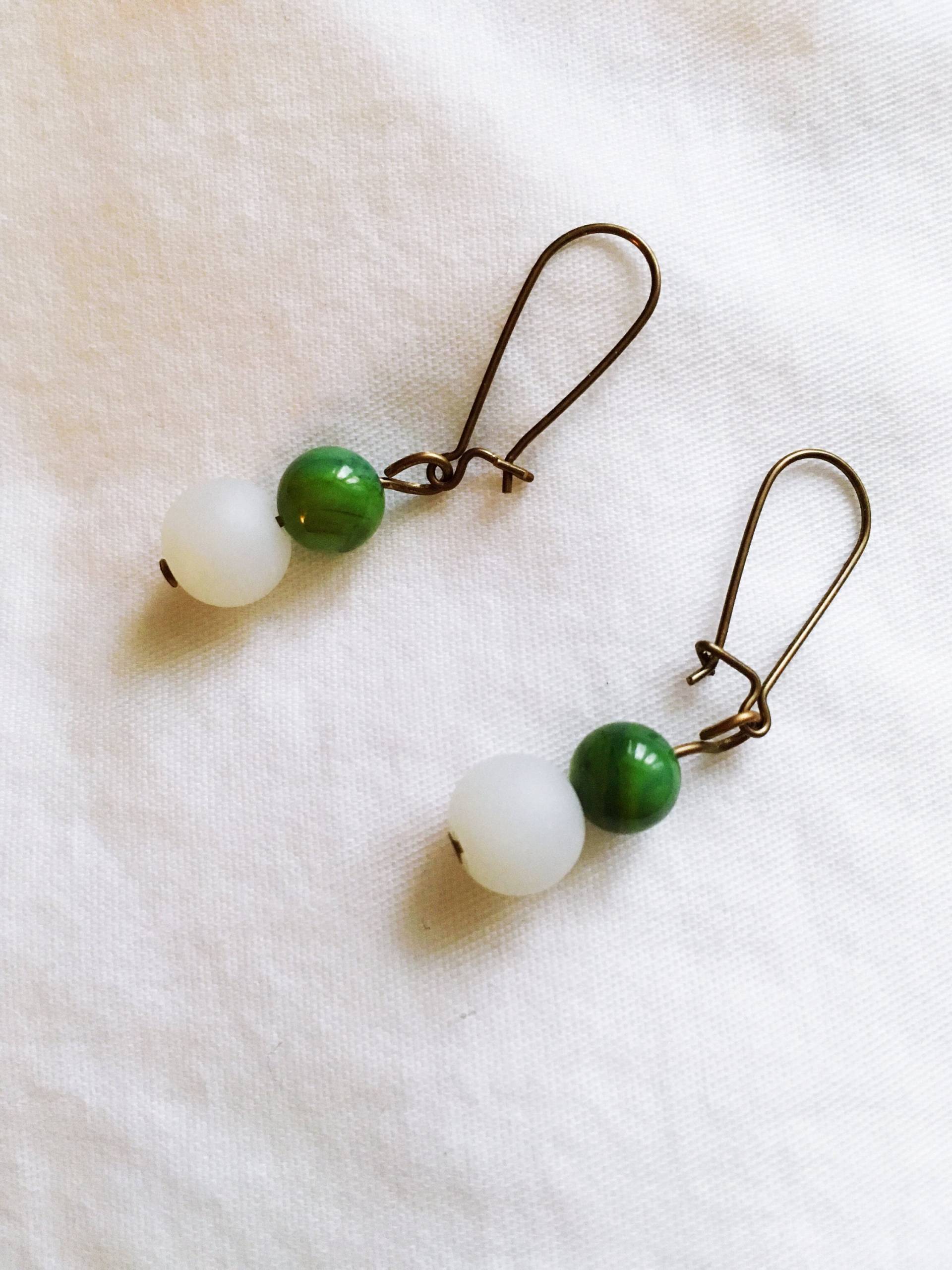 Grüne Und Weiße Ohrringe, Tropfen Zweifarbige Ohrringe Perlen Ohrringe. Kleine Geschenk Für Mama. Muttertagsgeschenk. Auf Bestellung Gefertigt Grüne Und Weiße Ohrringe, Tropfen Zweifarbige Ohrringe Perlen Ohrringe. Kleine Geschenk Für Mama. Muttertagsgeschenk. Auf Bestellung Gefertigt von teenytinyshoppe